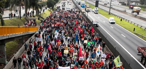 La huelga nacional en Brasil paraliza 35 carreteras en 17 estados