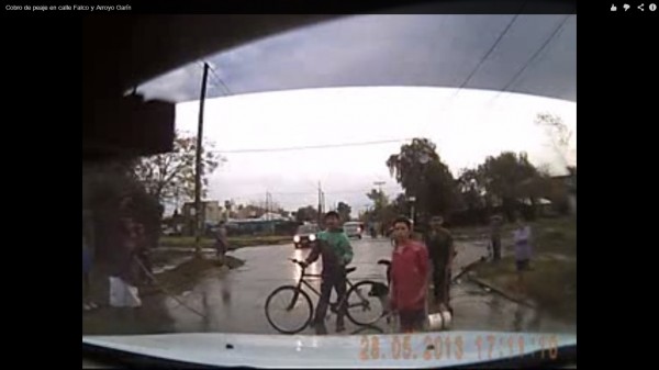 Denuncian que en algunas calles de Gar�n hay que pagar �peaje�