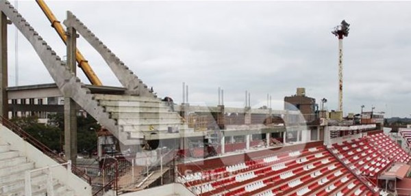 El Estadio de la Gente va tomando color con la colocaci�n de las tribunas