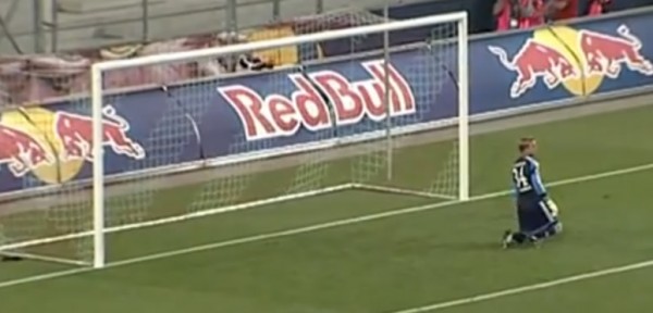 A lo Chilavert: la clav� desde �65 metros! y convirti� un golazo