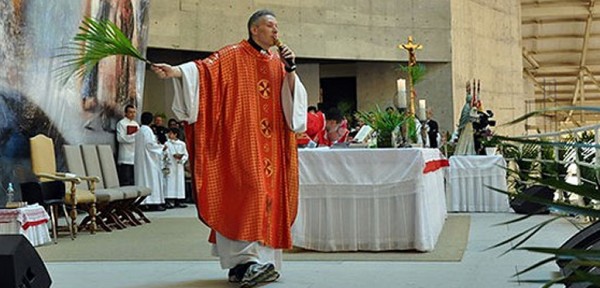 Padre Rossi, el cura brasile�o que le cantar� al Papa
