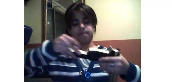 Nena manipula un arma, dispara y lo sube a su Face