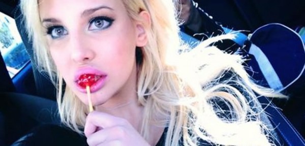 Charlotte Caniggia juega a provocar en Facebook: 