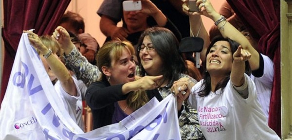 La ley de fertilizaci�n alcanzar� a parejas gay y no prev� l�mites de edad