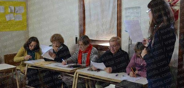 Cada vez ms adultos mayores van a las aulas en los barrios  