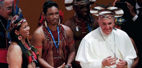 El papa Francisco se despide de Brasil ante miles de personas