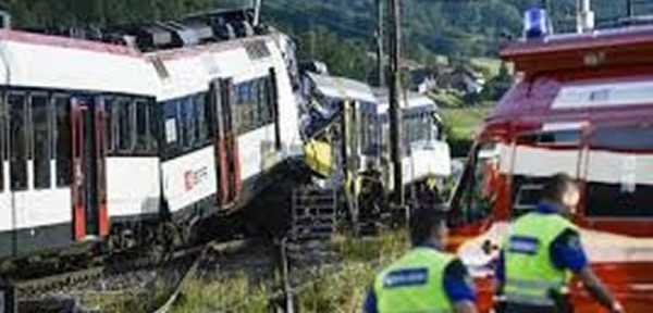 Una colisi�n entre dos trenes en Suiza causa varias decenas de heridos
