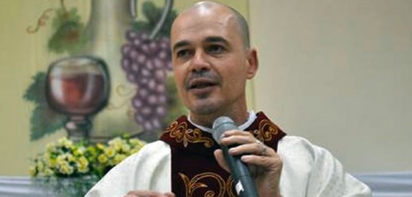 Efecto Francisco: excomulgado por defender gays demanda a su di�cesis