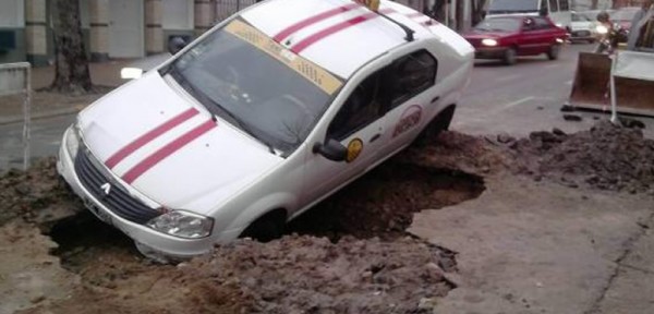 Taxi quedó sumergido casi por completo dentro de un pozo