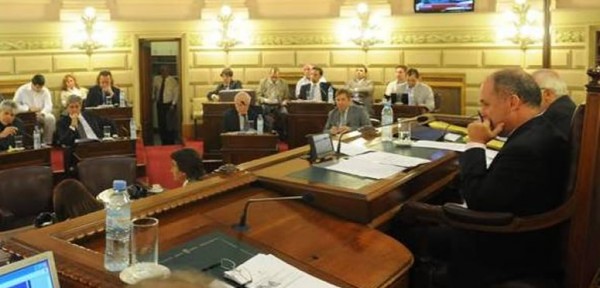 Media sanci�n en el Senado para la suspensi�n por un a�o de 