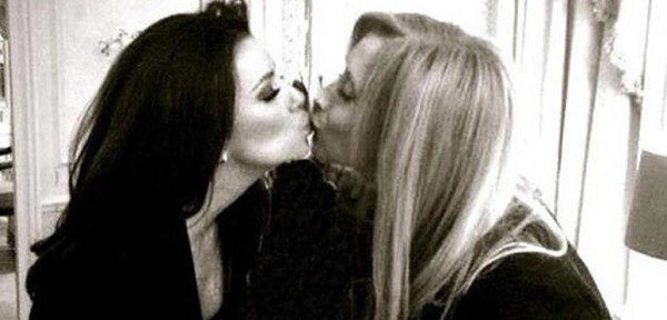 Eva Longoria y un beso con otra mujer para combatir la homofobia