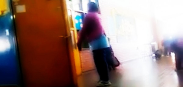 Conmocin: maestra jardinera maltrata y encierra a un chico