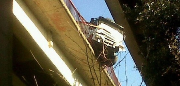 Un camión de carga quedó colgando del puente Zárate - Brazo Largo