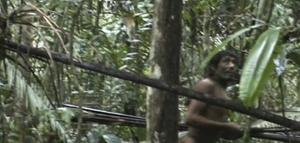 Filman a una tribu que vive aislada en el Amazonas