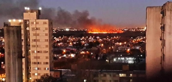 Espectacular incendio en un sector de la base aérea de El Palomar