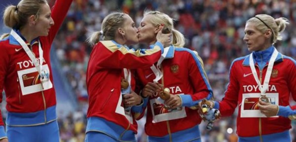 Atletas rusas desafiaron a Putin con un beso