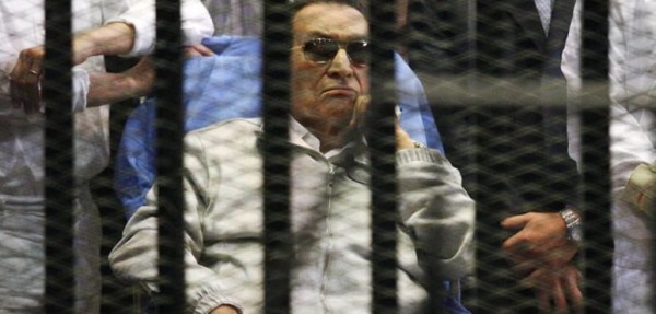 Mubarak libre: tras la orden del fiscal, abandon� la prisi�n