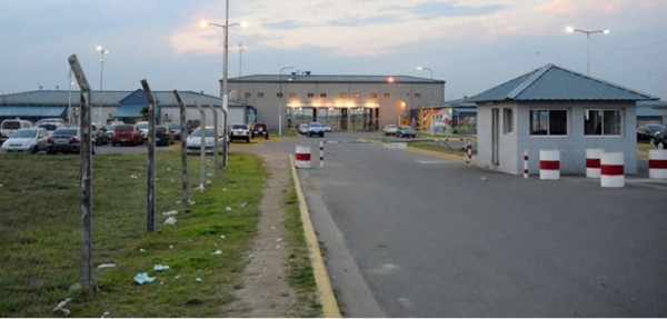 Doce colombianos quedaron varados en Ezeiza y no los dejan ingresar por sospechosos