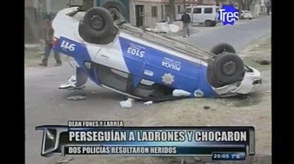 El colmo: persegu�an a ladrones, volcaron y los asaltaron