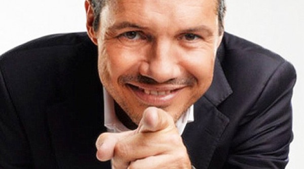 Denuncian que Marcelo Tinelli se hizo llevar una valija a Esquel en un avión privado que figuró como “vuelo humanitario”