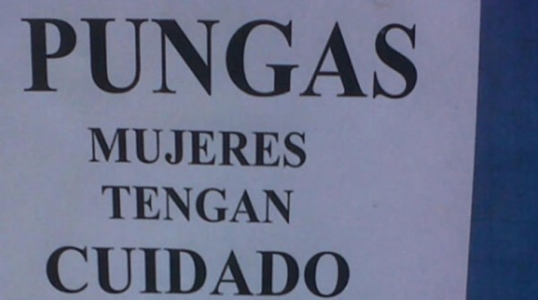 �Cuidado, mujeres�: carteles advierten sobre ladrones en el centro