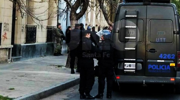 Por la fuerza desalojaron a los seguidores de Araya de las sedes de la UOCRA