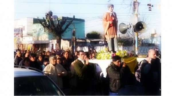 Homenaje de los alumnos y vecinos a Ceferino Namuncur en B Yapey