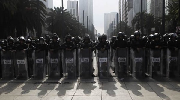 Pea Nieto responde a las protestas con la aprobacin de la ley magisterial