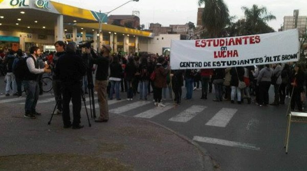 Alumnos terciarios marcharon contra las reformas educativas