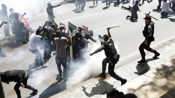 Gases lacrim�genos en R�o durante el desfile de la Independencia