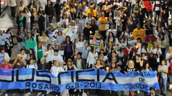 La segunda marcha por la explosi�n fue m�s numerosa, estridente y pol�tica