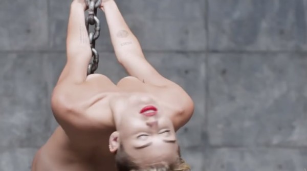 Miley Cyrus practic sexo oral en un show y jug con un 