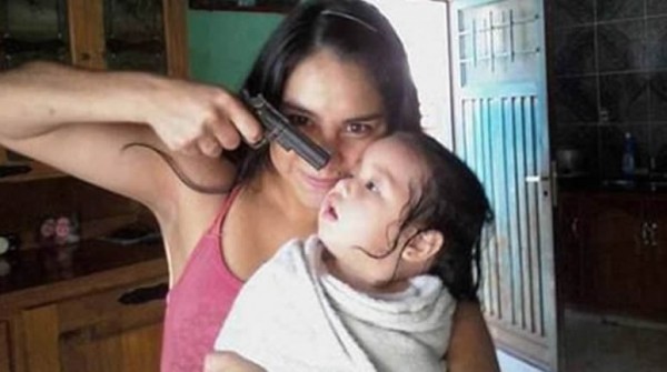 Madre apunta con una pistola a su beba y sube la foto a Facebook