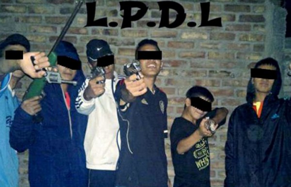 Temor por j�venes que suben fotos armados a Facebook