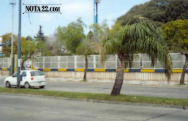 Dos hombres en moto atacaron a balazos uno de los portones de acceso al Gigante