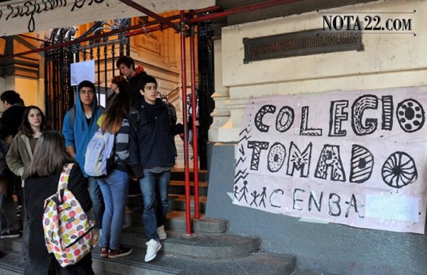 Tras los destrozos en la iglesia de San Ignacio, los alumnos continan con la toma