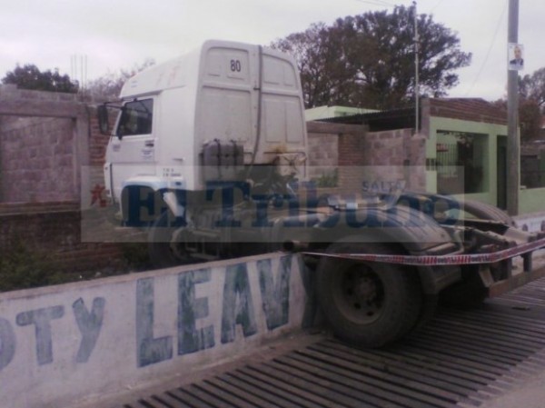 Met�n: se qued� sin frenos y se estrell� contra una casa en construcci�n