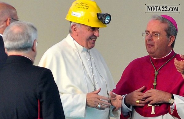 Francisco, con casco de minero para dar �nimo a desempleados