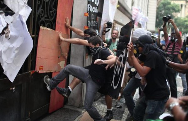 Nuevas manifestaciones violentas provocan heridos y caos en R�o