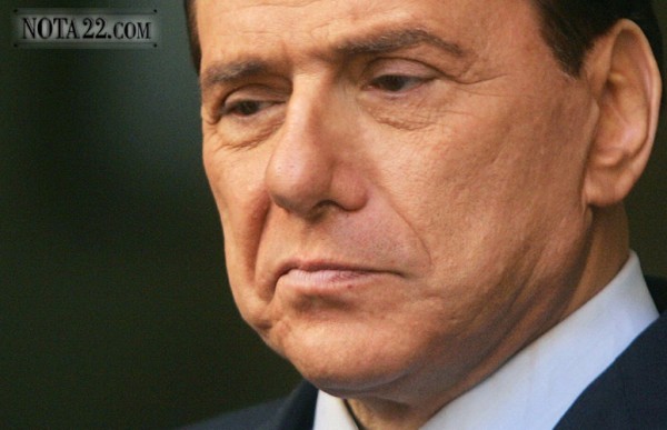Un mal paso le cost� un papel�n a Silvio Berlusconi durante un acto p�blico
