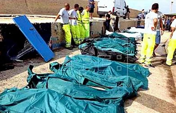 Un centenar de personas muere al naufragar en la costa de Lampedusa