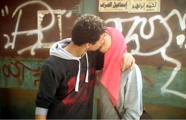 A prisi�n por subir a Facebook la foto de un beso