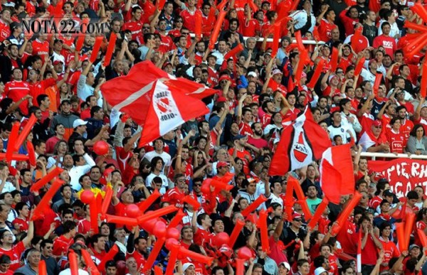 Grave: suspenden partido y detienen a 30 barras de Independiente