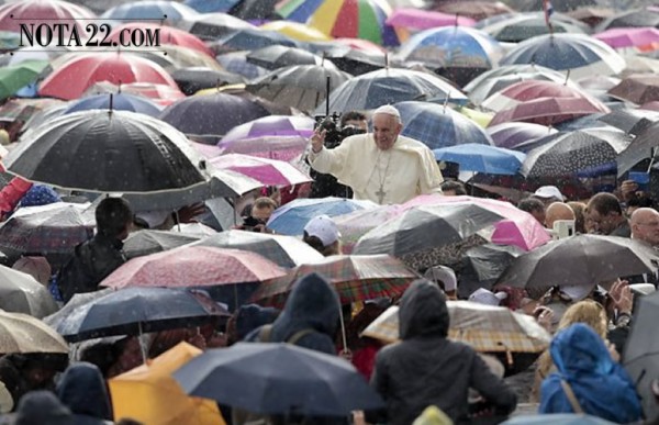 Fotos: el Papa al descubierto ante los fieles en plena tormenta