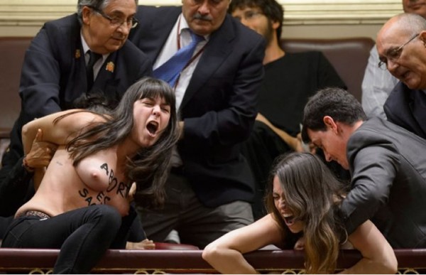 Fotos: nudistas de Femen interrumpen interpelaci�n a Rajoy
