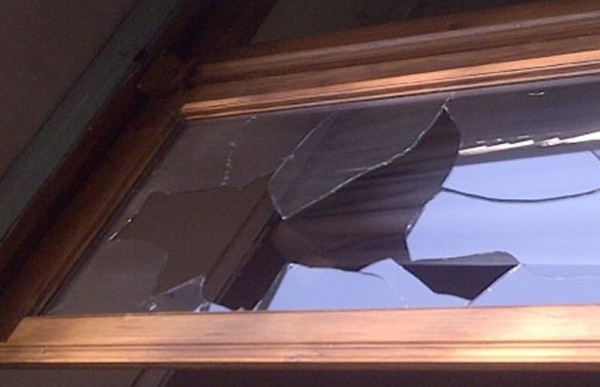 Detenido tras tirar una baldosa contra la oficina del vicegobernador