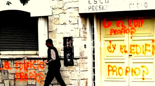 La Escuela Beleno amaneci con pintadas en su fachada