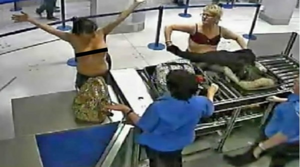 Amigas se desnudaron cuando las revisaban en el aeropuerto