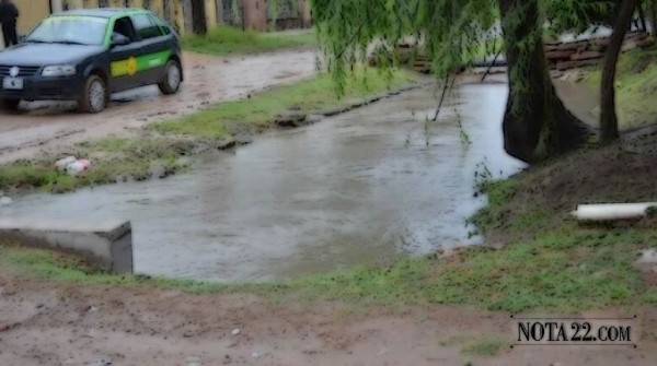 Reclamo en Loyola sur por una calle inundada