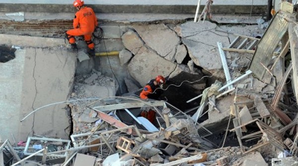 Encuentran 35 mil d�lares tras la explosi�n en Rosario